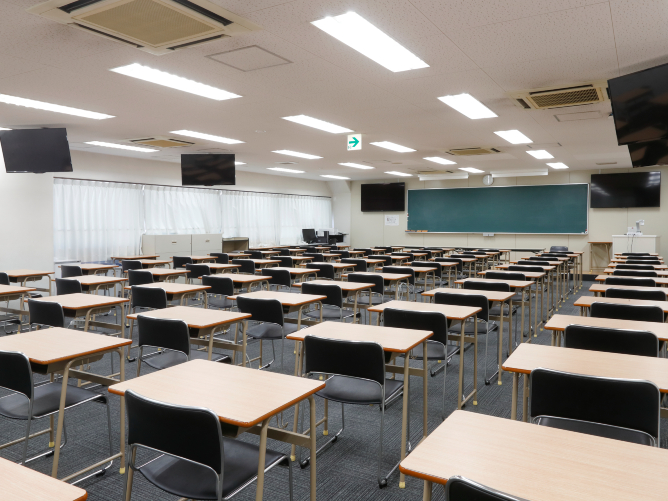大教室　　授業や各種資格試験の講習会などで使用。最大110名収容可能な教室。