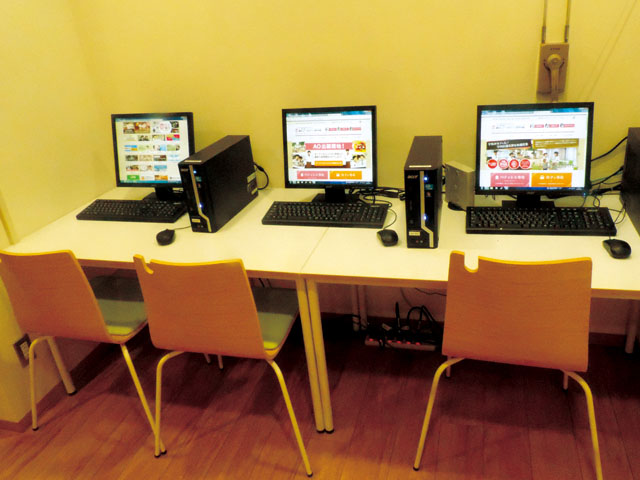図書室内にコンピュータを完備。授業の合間や休み時間に、自由にインターネットを利用することができます。なお、Wi-F環境は、各教室にも完備しています。