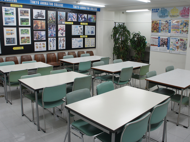 休憩スペース：授業の合間やお昼休みで使用する飲食可能な休憩場所です。