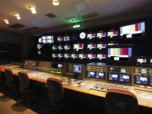 テレビスタジオ・サブコントロールルーム。映像・音声機器が機能的に配置されています。情報、バラエティ、ドラマ、音楽などあらゆるジャンルの番組に対応可能です。