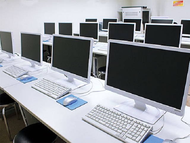 コンピューター室 ：最新のIllustratorやPhotoshopなどのCGソフトやアパレルCAD、タブレットを導入しています。