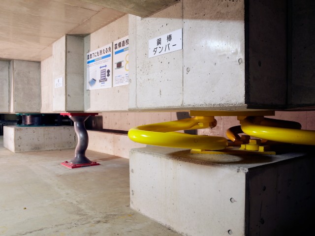 地下免震ピット　　西日本初となる免震構造校舎で、実物の免震装置が見学できる地下室。