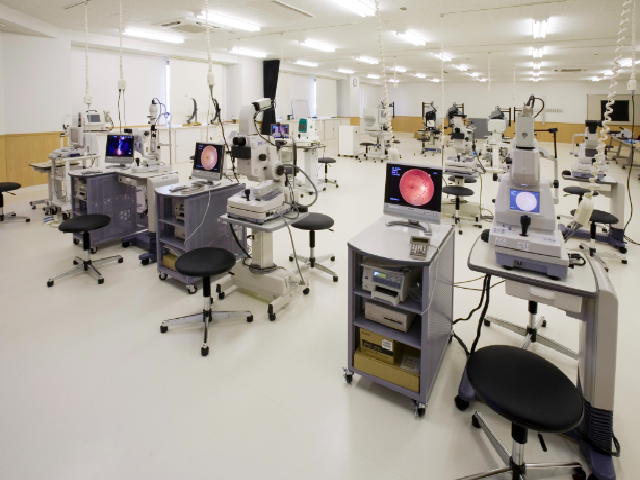 【視能訓練学科　視能訓練実習室】眼底カメラなどの主要な眼科検査機器が数多くそろっています。