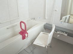 【身体障がい者用の入浴装置】日常生活活動を行うことにより、機能を回復させるための設備です。