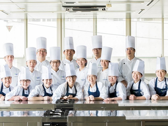 【製菓・製パン】華やかさを支えるのは徹底した基礎力。製菓・製パンの基本だけでなく、社会人の基礎となる「人間力」も育成します